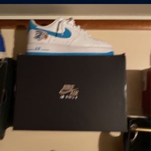 I’m selling this looney tunes sneakers I have worn them once